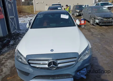 2016 Mercedes-Benz C 300 Sport 4Matic z USA, uszkodzony, nr VIN 55SWF4KB6GU113038